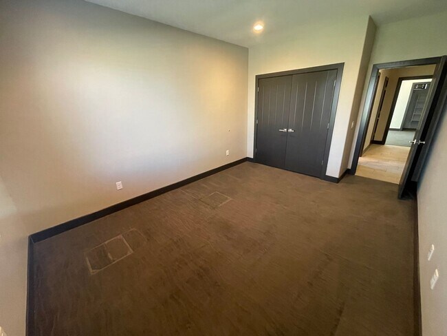 Building Photo - Beautiful Bridal Gate Estates - FIVE CAR GARAGE!!