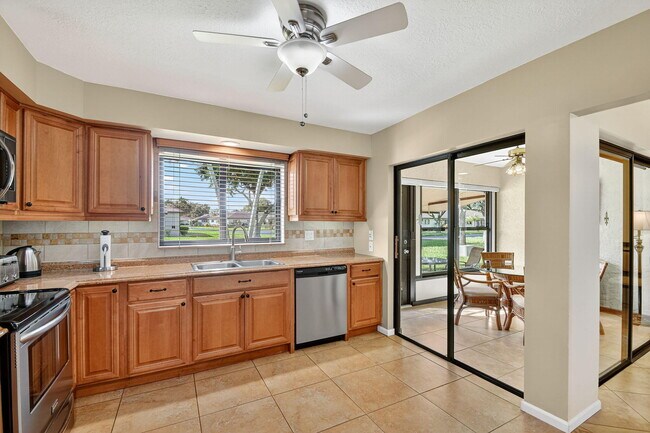 Building Photo - 4677 Robinwood Cir