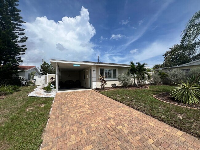 Building Photo - Charming 2 bedroom 1 bathroom beach side home