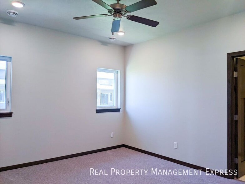 Building Photo - 2 Bedroom 2 Bathroom Townhome w/ Attached Garage