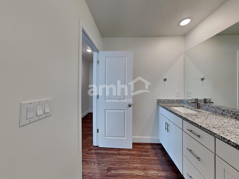 Building Photo - 1279 N Wagon Wy