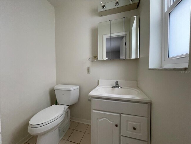 Building Photo - 126 18th Ave NE