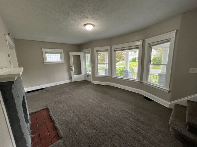 Building Photo - Three bedroom one bathroom home for rent