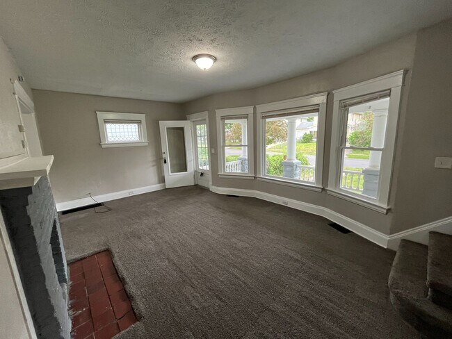 Building Photo - Three bedroom one bathroom single family home for rent MOVE IN SPECIAL - HALF OFF FIRST MONTHS RENT