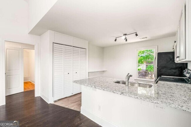 Building Photo - 94 Lucy St SE