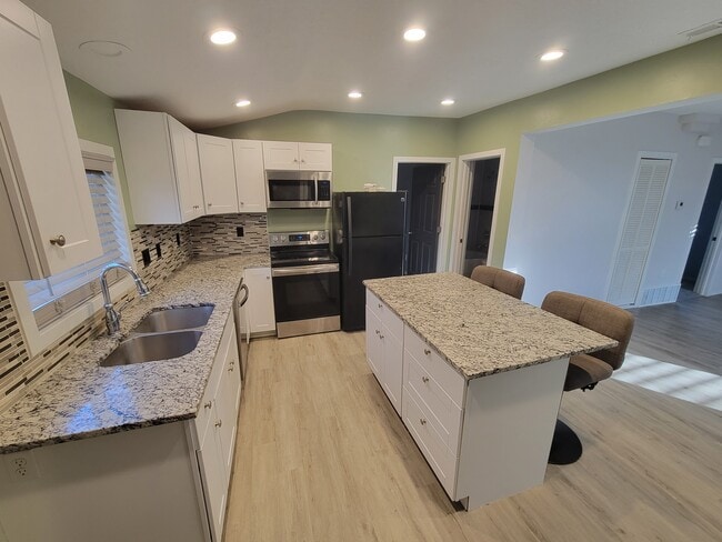 Building Photo - 198 W 200 S