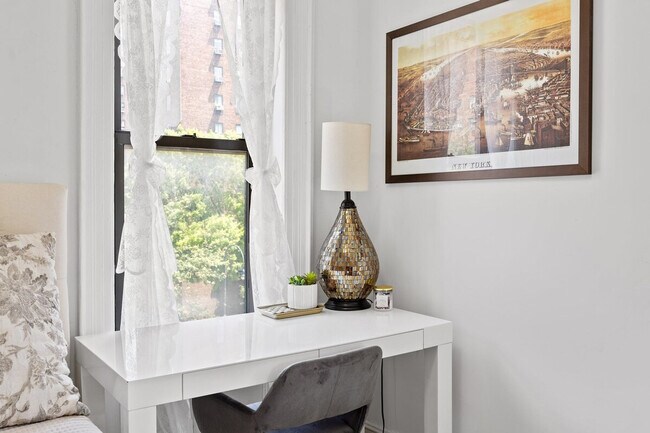 Building Photo - 542 E 14th St