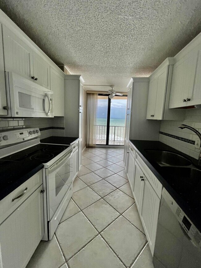 Building Photo - 4200 N Ocean Dr