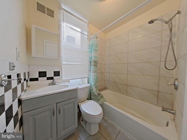 Building Photo - 1422 Willington St