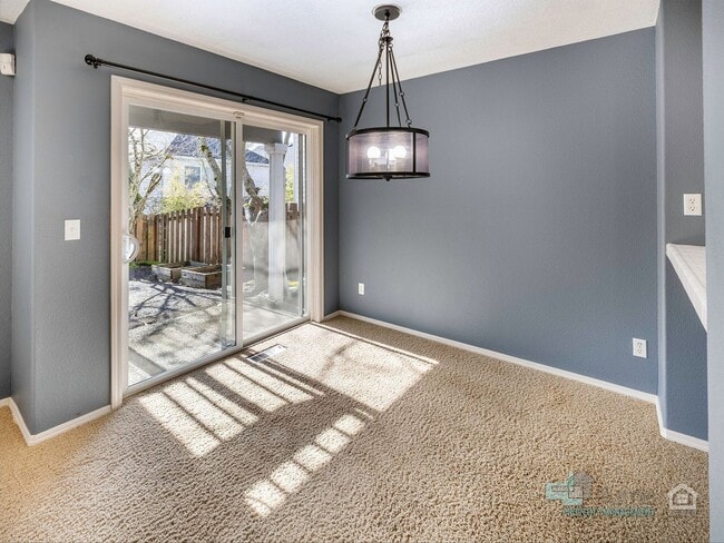 Building Photo - 2 Bedroom, 2.5 Bath Close to Nike and Intel!