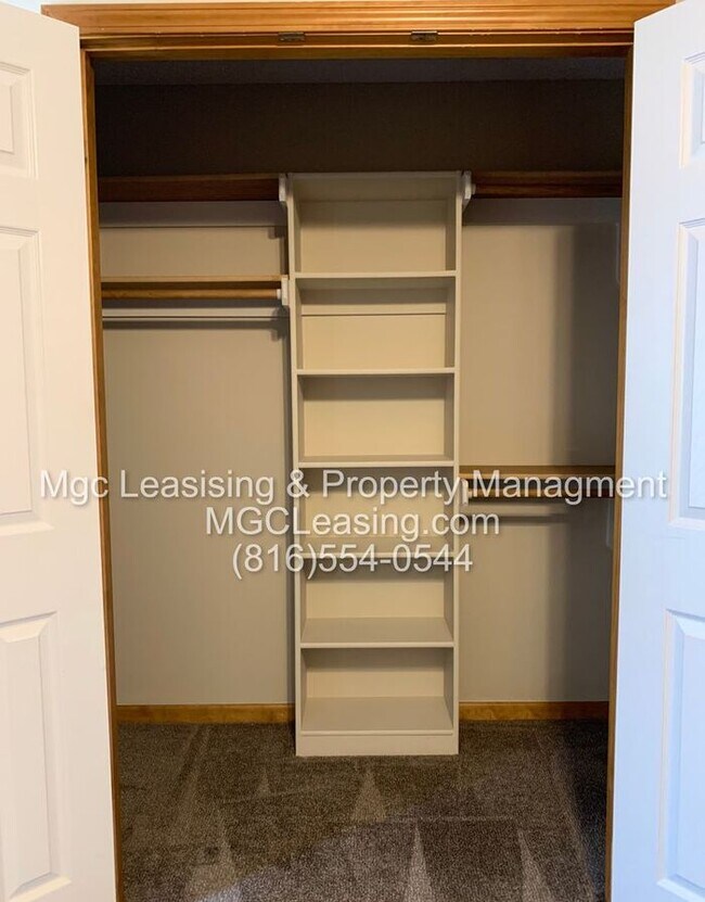 Building Photo - Experience the Lee's Summit Lifestyle in your spacious townhome!