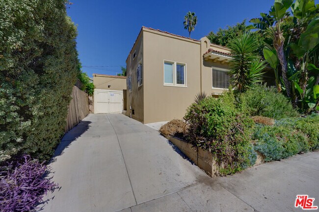 Primary Photo - 7465 Hawthorn Ave
