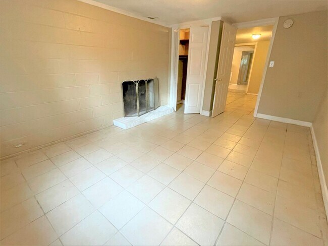 Building Photo - Large Duplex home with giant deck, parking, in quiet neighborhood, Available in June