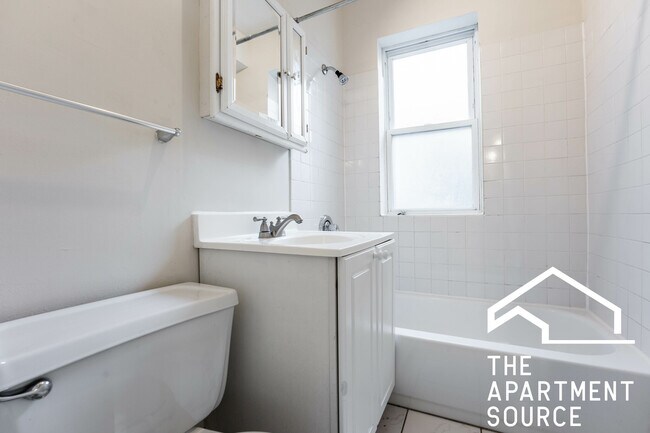 Building Photo - 1947 W Winnemac Ave