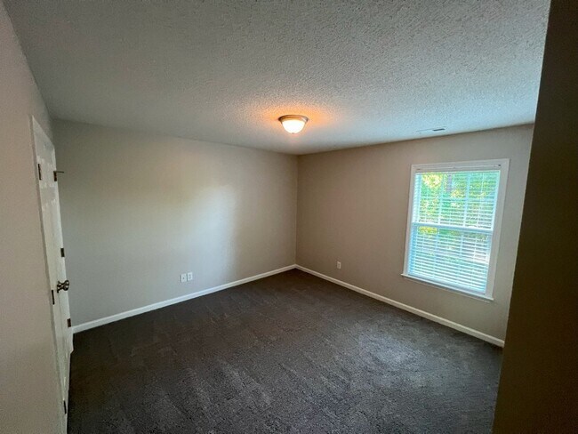 Building Photo - 135 Kimeo Way
