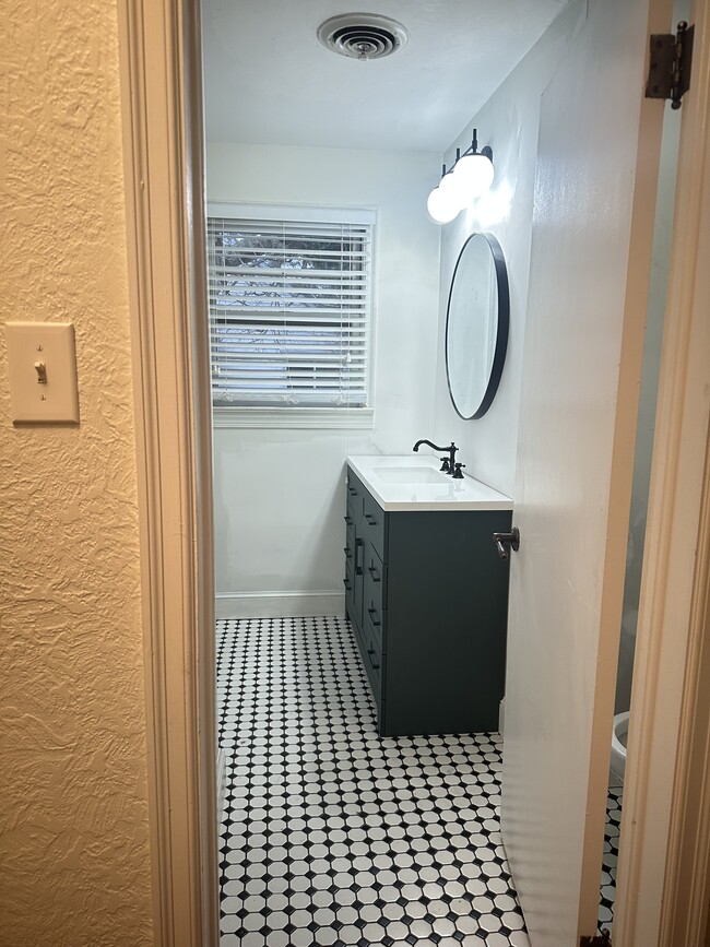 Building Photo - 475 E Bayview Blvd