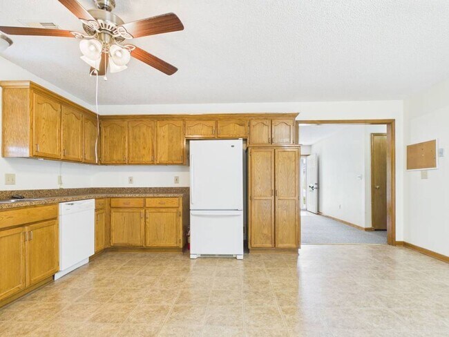 Building Photo - 1213 Fox Run Dr