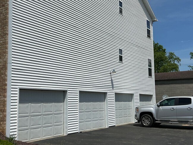 Building Photo - Excellent Canfield Location!! Very clean and well maintained 3 bedroom/2 Full Bath Condo.