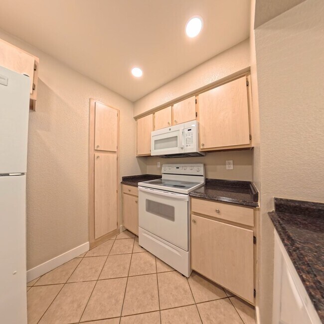 Building Photo - BEAUTIFULLY UPDATED 2 BED 2 BATH CONDO IN ...