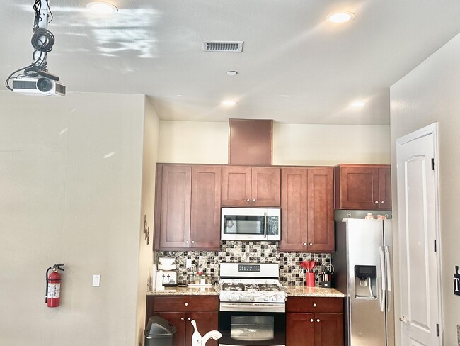 Building Photo - 31715 Avenida Alvera
