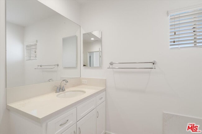 Building Photo - 6711 W 87th Pl