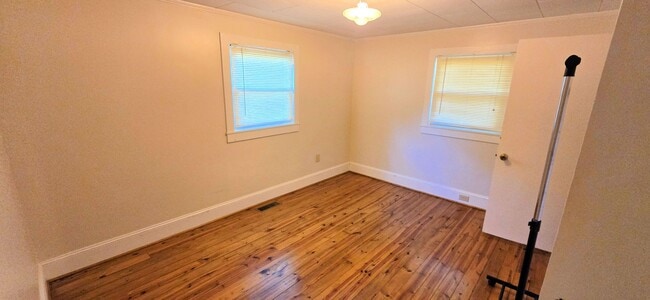 Building Photo - Beautifully Maintained Farm House
