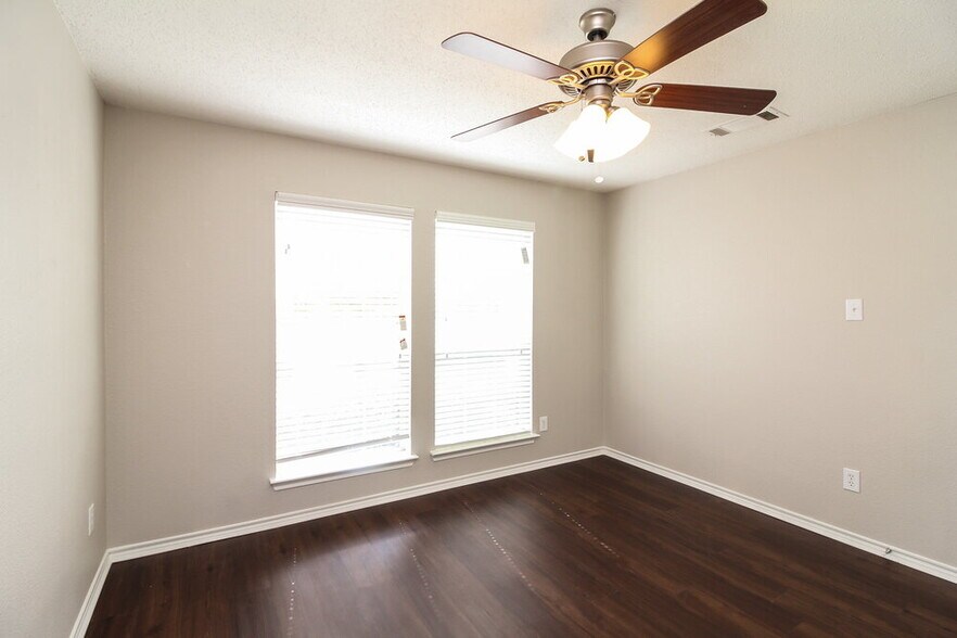 Building Photo - 2309 Raven Ct