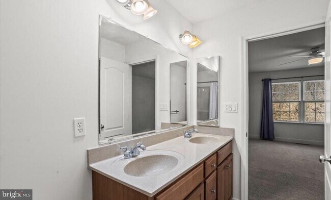 Building Photo - 10 Lenox Ct