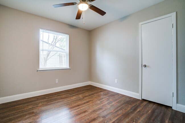 Building Photo - 2608 Driftwood Dr