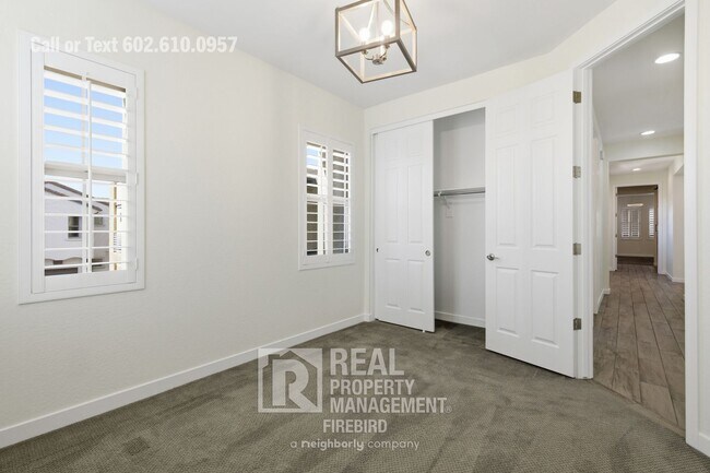 Building Photo - 2342 W Gloria Ln