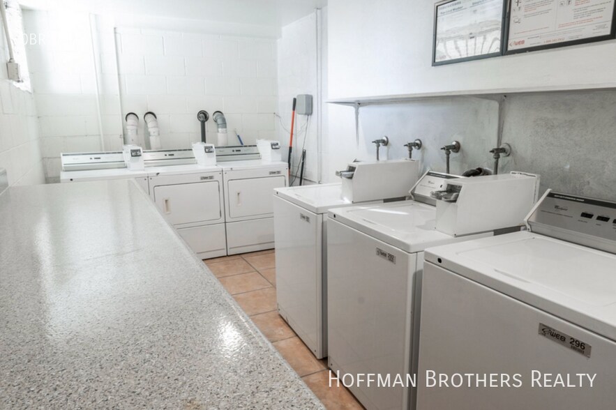 Building Photo - 1520 N Vista St