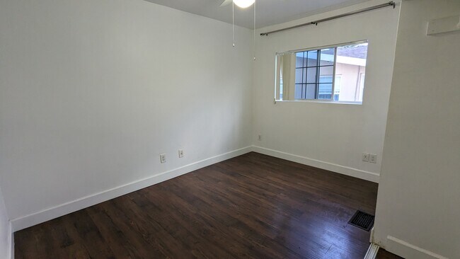 Larger bedroom - 1122 E Harvard St