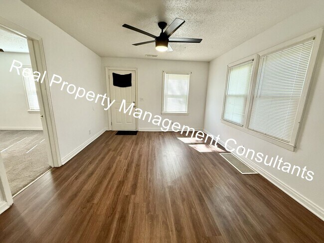 Building Photo - 2 Bedroom Classic Ranch