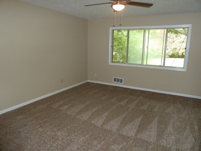 Building Photo - 3 Bed / 2.5 Bath with 2300 Square Feet!! A...