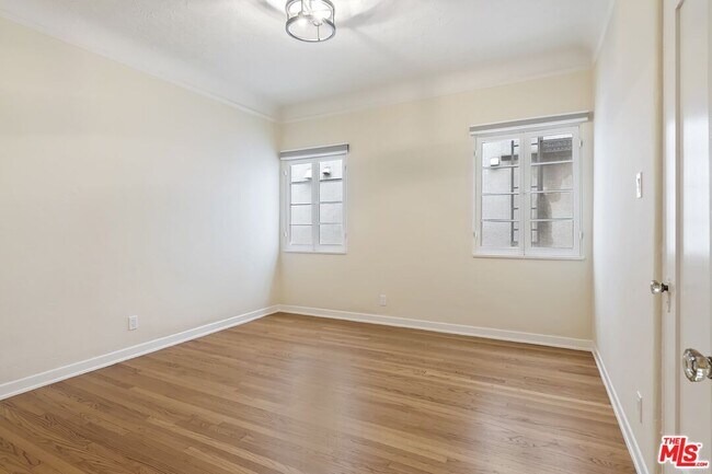 Building Photo - 1142 S Clark Dr
