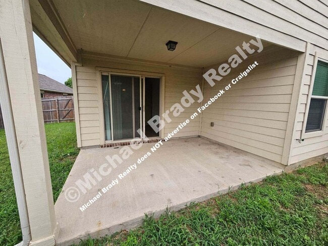Building Photo - Move in Special! This one won't last long!