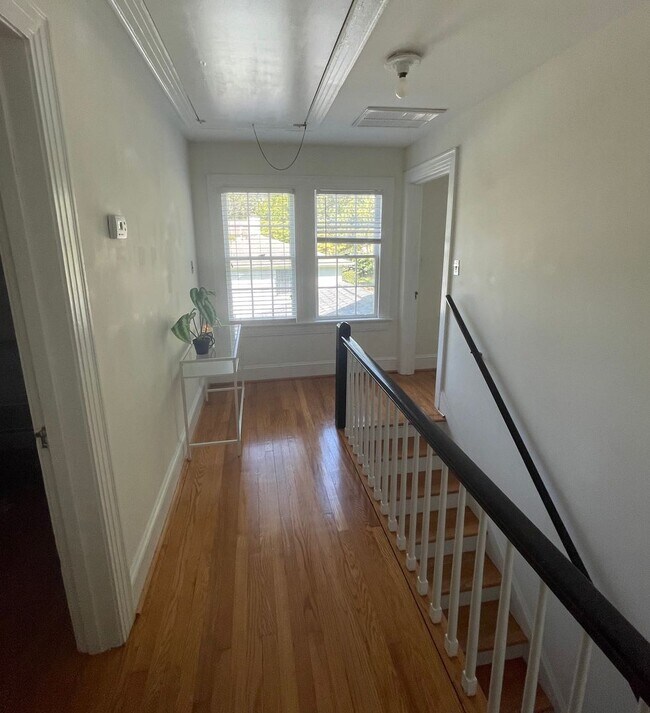 Building Photo - 606 S Elm St