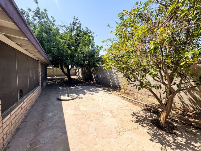 Building Photo - "Charming 3-Bed Oasis with 2 Baths and 170...