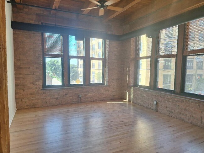 Building Photo - 331 S Peoria St