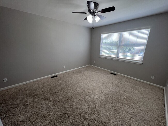 Building Photo - 405 Shade Tree Lane