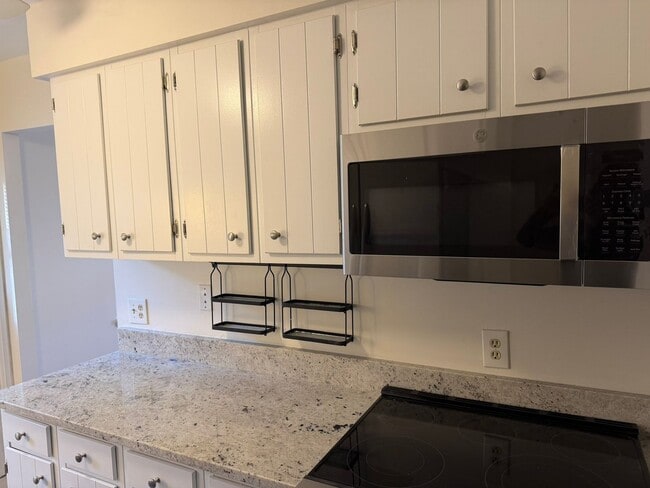 Building Photo - Beautiful 2 Bed 2 Bath Clarendon End-Unit ...