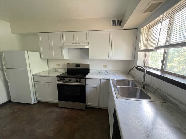 Building Photo - 1703 W Mansard Ln