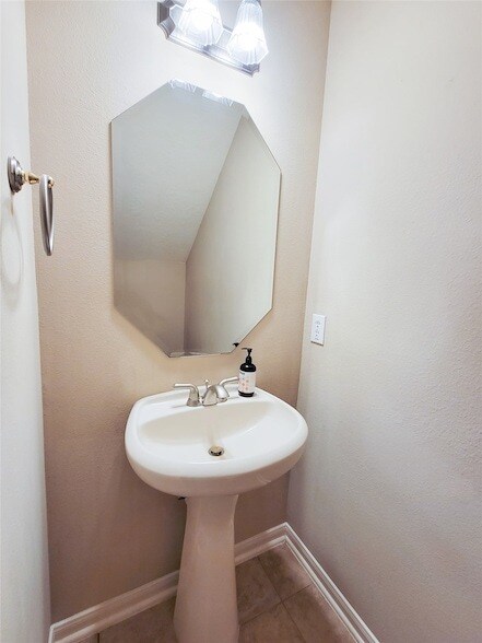 Building Photo - 206 Whispering Ridge Terrace