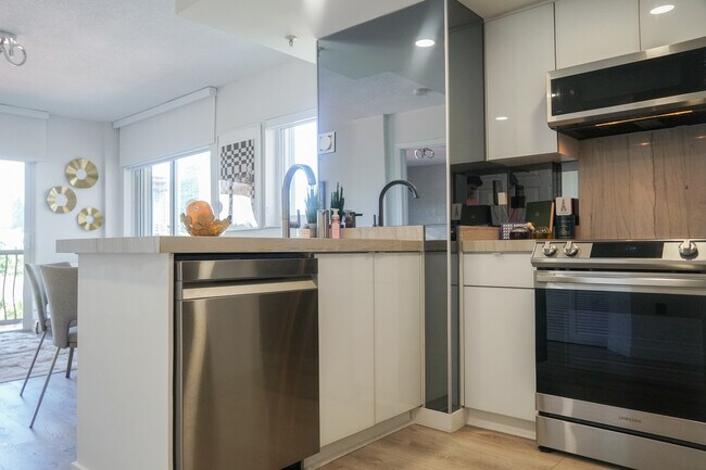 Building Photo - 1918 Brickell Ave