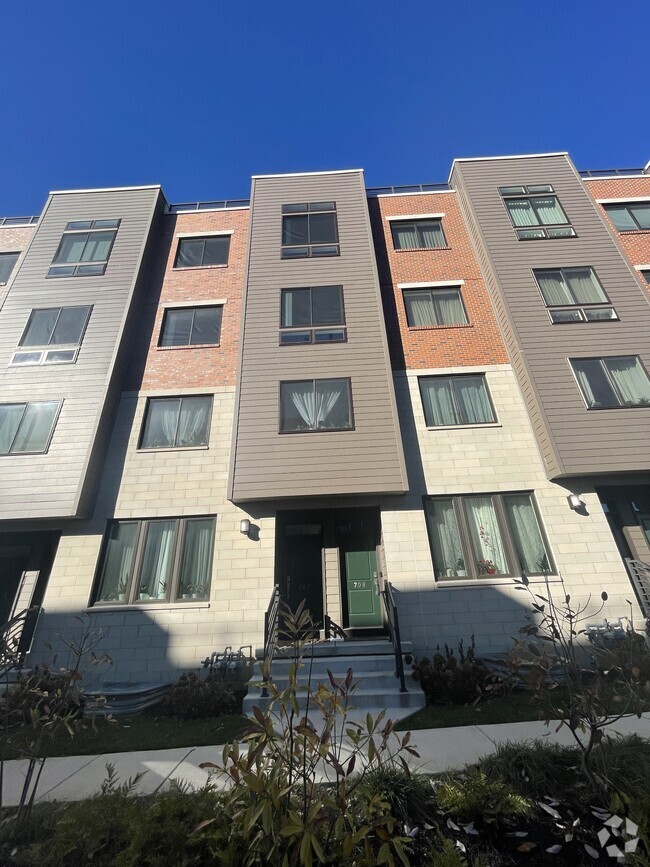 Building Photo - 708 Lakeview Ct