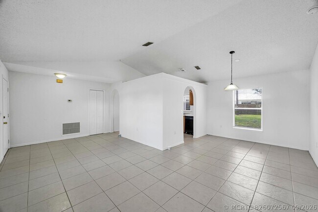 Building Photo - 1800 SW Glenco St