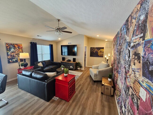 Building Photo - 814 Pierson Rd