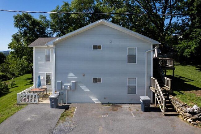Building Photo - 1321 Mt Clinton Pike