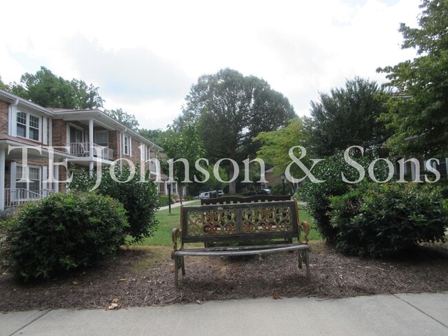 Building Photo - Two Bedroom Condo Convenient To WFU