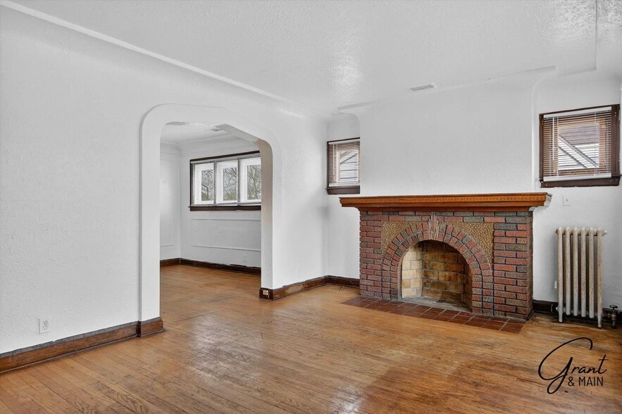 Building Photo - 10345-10345 Crocuslawn Ave